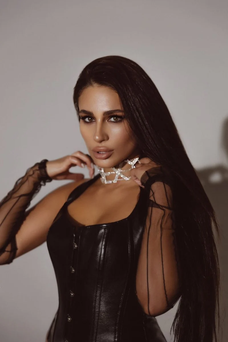 Afina Paris şehrinde eskort