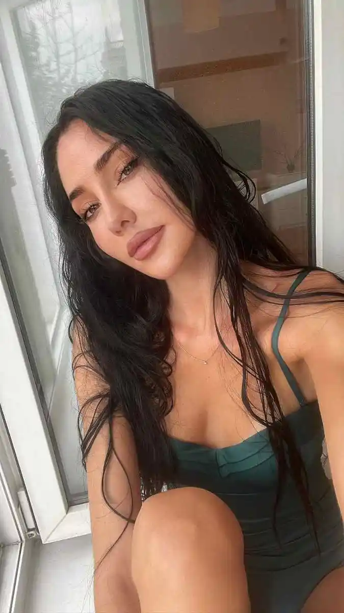 Melek Paris şehrinde eskort