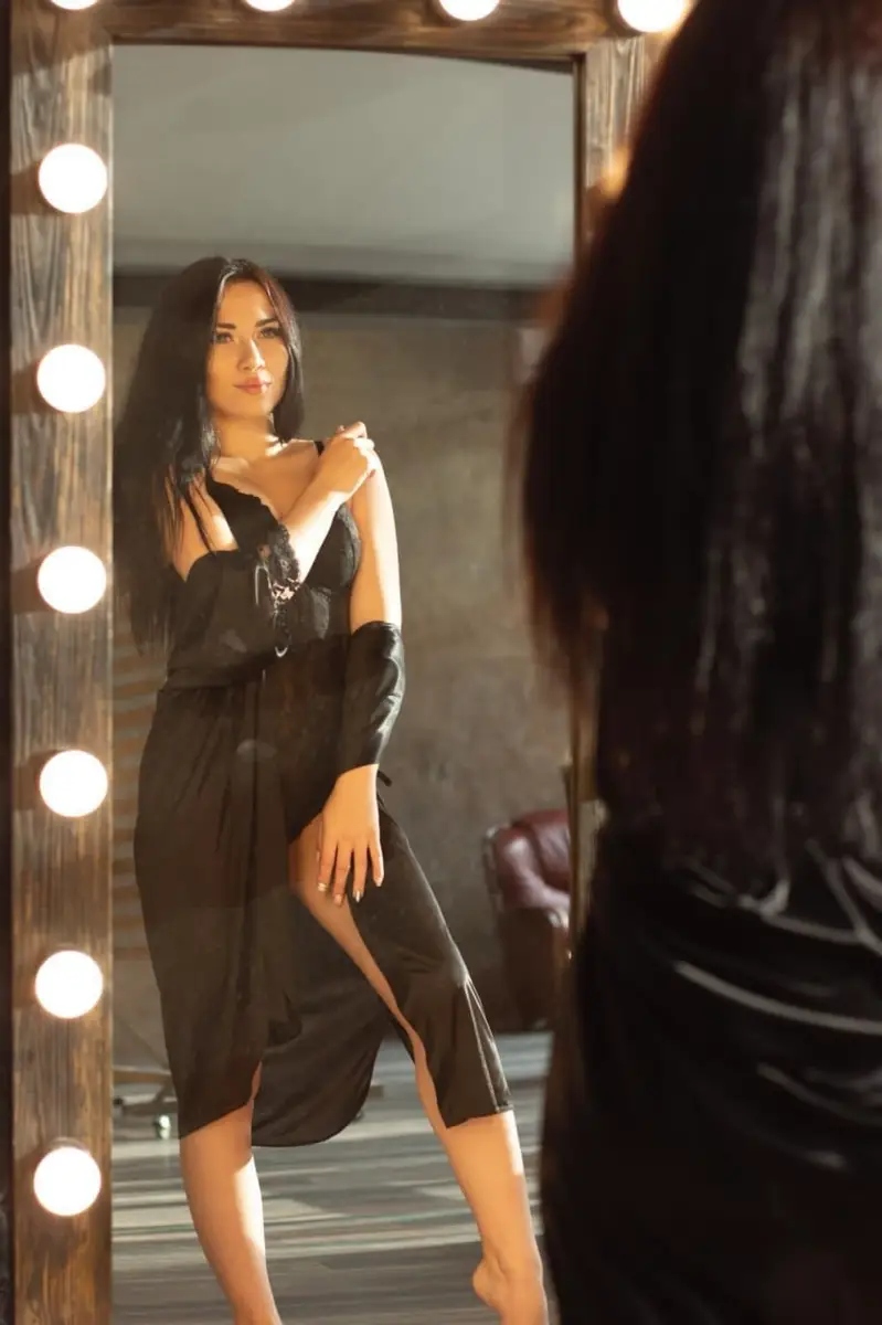 Armide escort in Paris