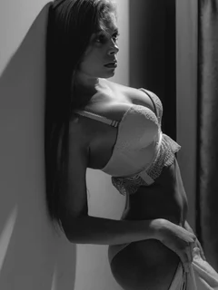 Eva escort in Paris