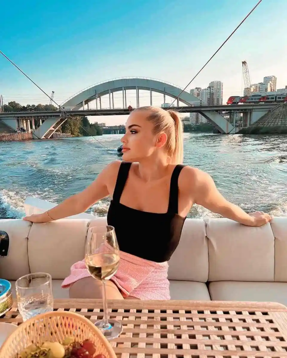 Lela Paris şehrinde eskort