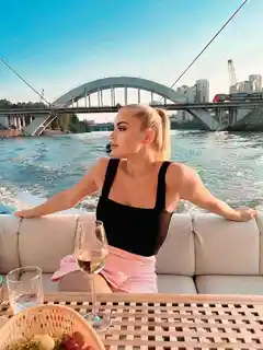 Lela Paris şehrinde eskort