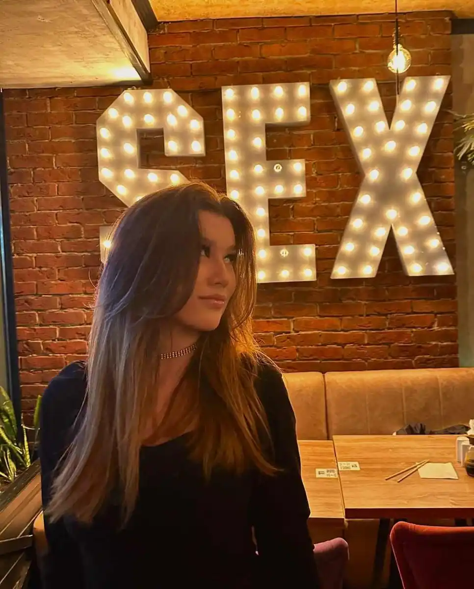 Lena escort in Paris