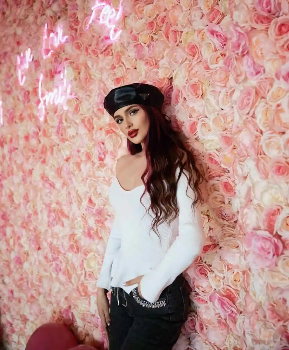 Melania escort in Paris