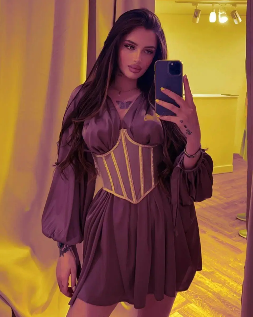 Melania escort in Paris