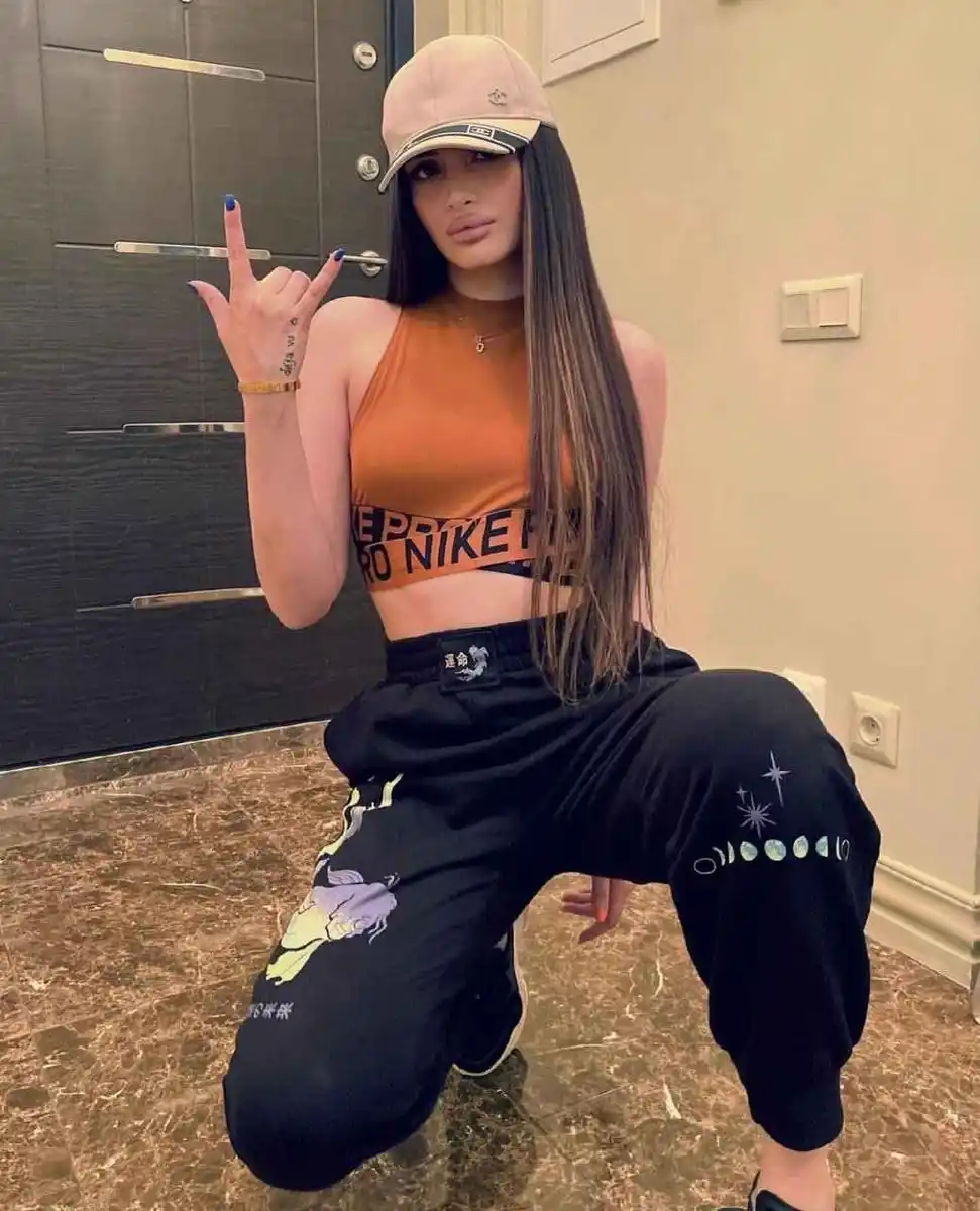 Melania escort in Paris