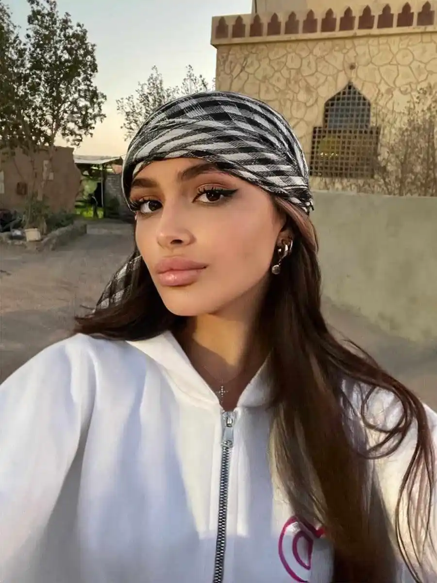 Melania escort in Paris