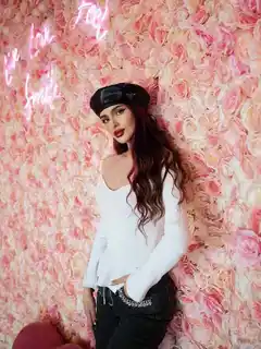 Melania escort in Paris