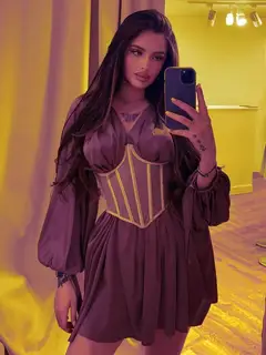 Melania escort in Paris