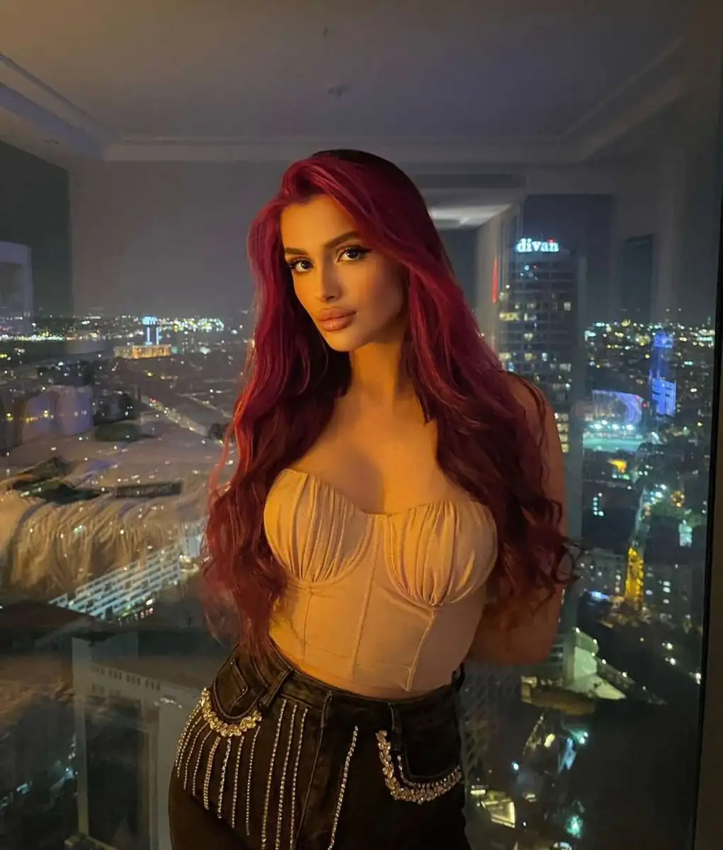 Melania escort in Paris