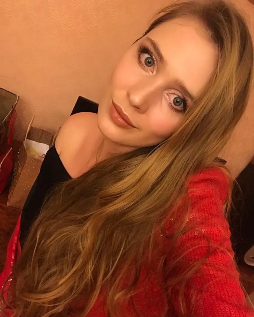 Polina Paris şehrinde eskort