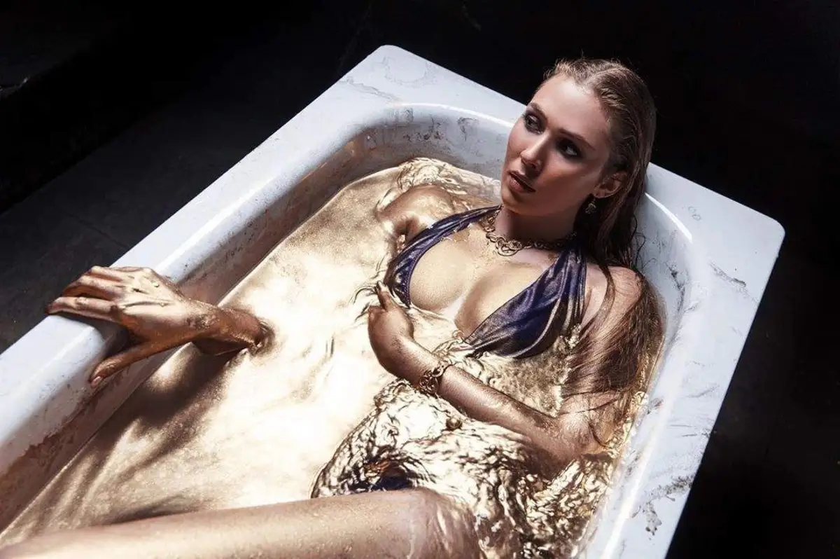 Polina Paris şehrinde eskort