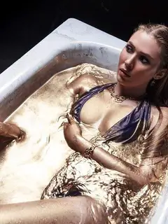 Polina Paris şehrinde eskort