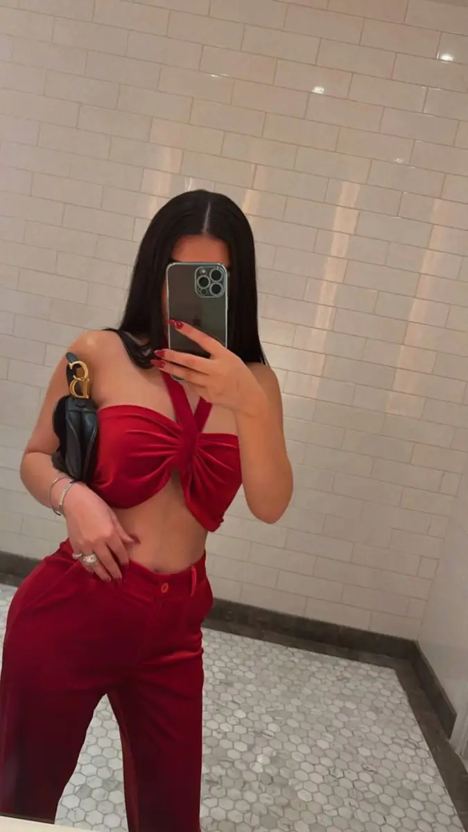 Selima Paris şehrinde eskort