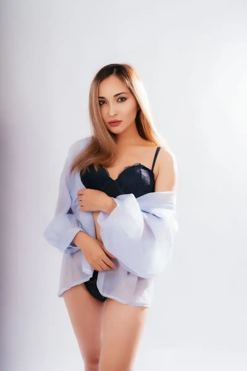 Zarina escort in Paris