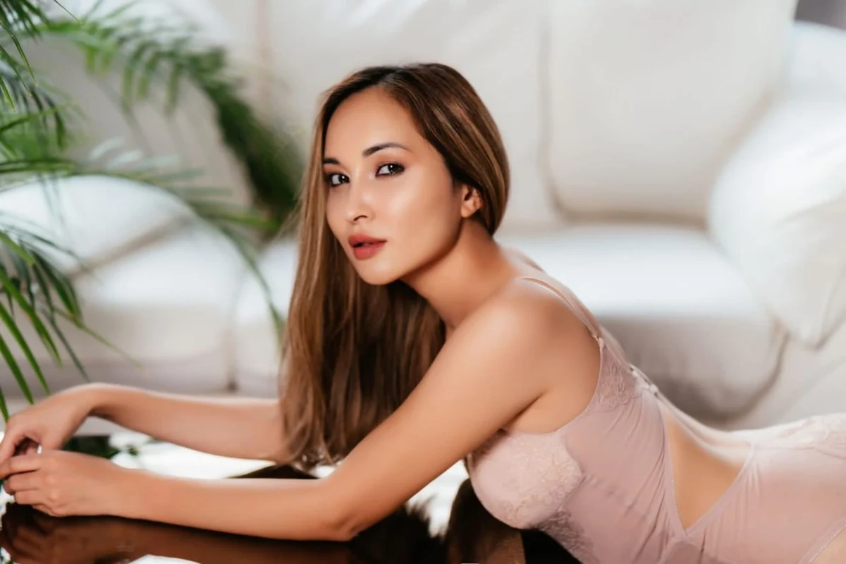 Zarina escort in Paris