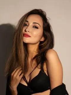 Zarina escort in Paris